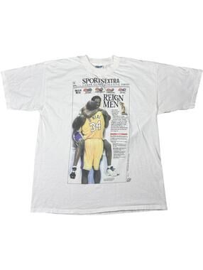 Los Angeles Lakers 2000 Reign Men Kobe Shaq Newspaper Tee
